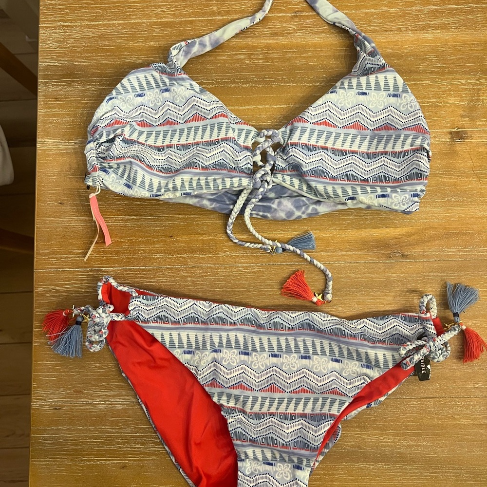 Patterned Bikini Set With Red Accents - image 1